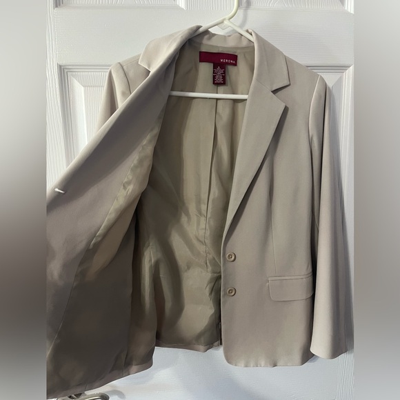 Women’s, light beige suit jacket.  No tags, Never worn. - Picture 3 of 4